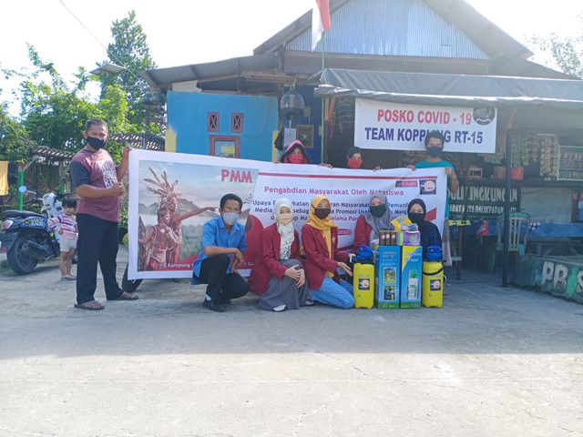 Pemberian Masker dan Alat Disinfektan oleh Mahasiswa PMM UMM 71 Gel 6 kepada RT 15, Kampung Gunung Empat, Balikpapan Barat