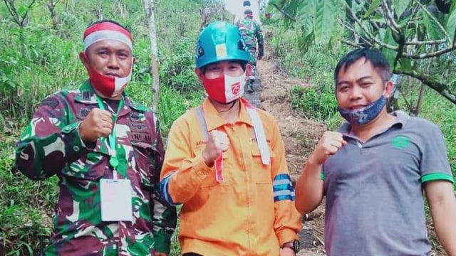 Akrim Fajar (tengah), pegawai PLN yang menyelamatkan penerjun payung di kabel listrik. Foto: PLN