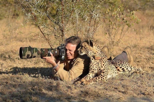 Aksi lucu satwa liar bersama fotografer yang tertangkap kamera. Foto: Twitter @AnimalsWorld