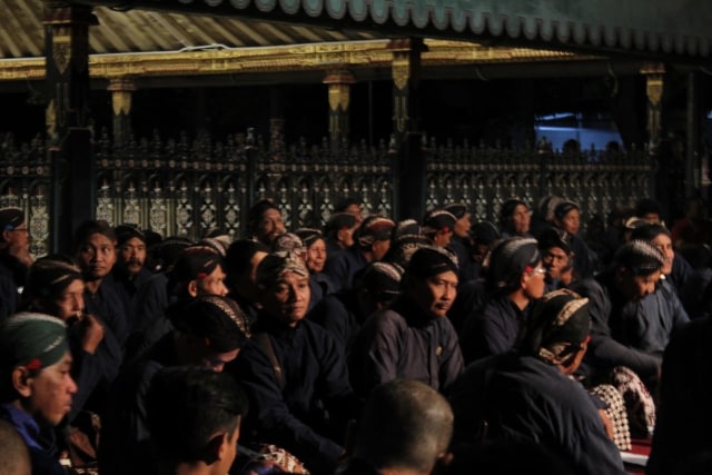 Warga Yogyakarta memenuhi area Keraton Yogyakarta untuk mengikuti prosesi Lampah Budaya Mubeng Beteng, Sabtu (31/8/2019). Foto: Birgita/Tugu Jogja