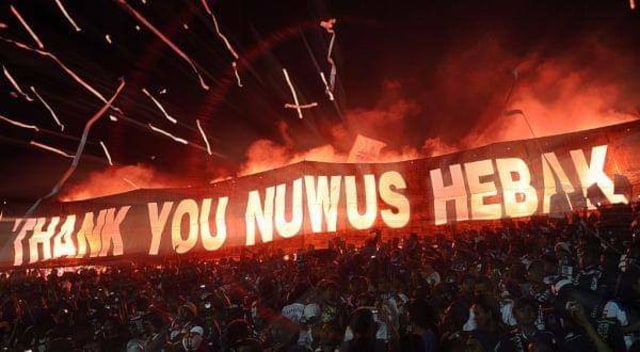 Salah satu bentuk bahasa walikan di Stadion saat tim Arema main. foto: dok.wearemania