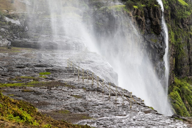 Ilustrasi air terjun terbalik. Foto: Shutter Stock