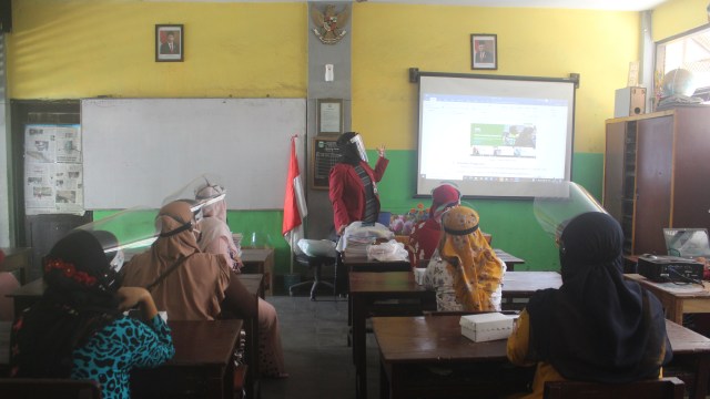 Tim KKN 56 sedang melakukan sosialisasi kepada orang tua (Dokpri)