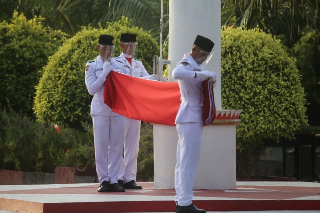 Detik-detik Pengibaran Bendera Mera Putih oleh Pasukan Paskibra di Halmahera Selatan. Foto: Istimewa