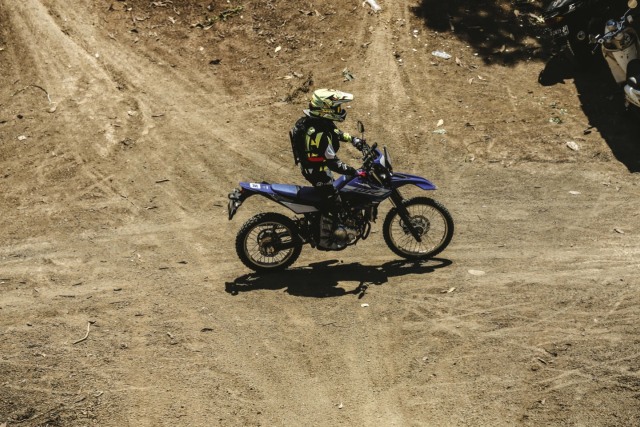 Peserta touring sedang mencoba performa Yamaha WR 155. Foto: YIMM