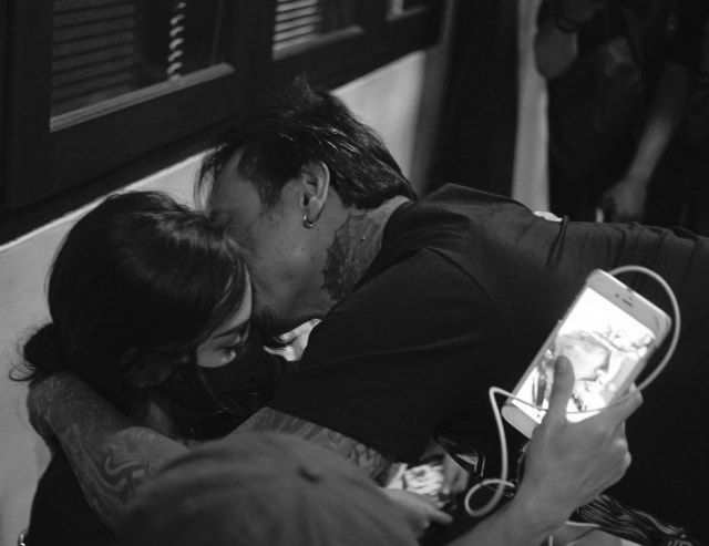 Nora Alexandra saat bertemu dengan suaminya, Jerinx.  Foto: Instagram/@ncadpapl