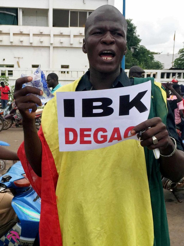 Pendukung oposisi bereaksi terhadap berita kemungkinan pemberontakan tentara di pangkalan militer di Kati, Mali. Foto: Rey Byhre/Reuters