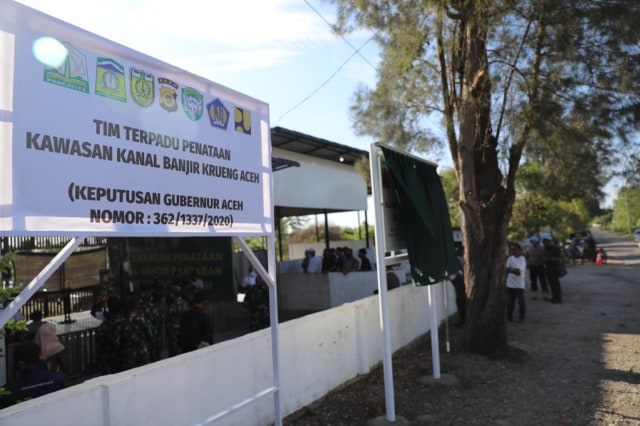 Pamplet yang dipasang di sekitar bantaran Krueng Aceh. Foto: Suparta/acehkini