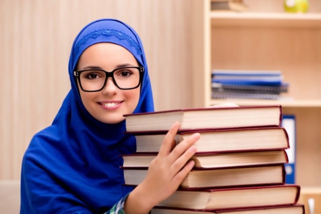 Hukum Menuntut Ilmu Menurut Pandangan Islam. Foto: Freepik