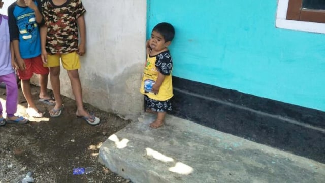 Muzakkir (kanan), pemuda berusia 21 tahun di Lombok yang terjebak di tubuh balita. Foto: Dok. Istimewa