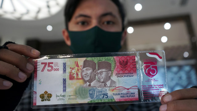 Warga menunjukan Uang Peringatan Kemerdekaan (UPK) 75 tahun kemerdekaan Indonesia senilai Rp 75 ribu. Foto: Adiwinata Solihin/ANTARA FOTO