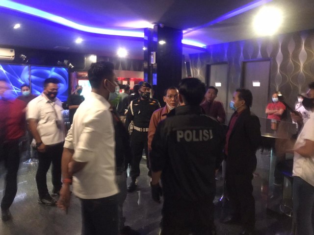 Penggerebekan tempat spa dan karaoke venesia BSD di BSD Tangsel.  Foto: Dok. Istimewa