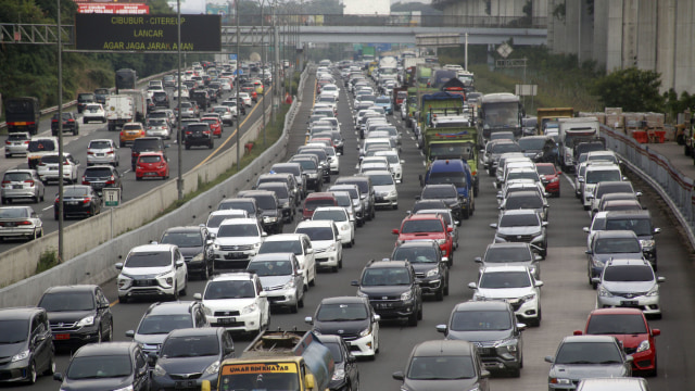 Kepadatan Tol Jagorawi Jelang Libur Tahun Baru Islam. Foto: Yulius Satria/ANTARAFOTO