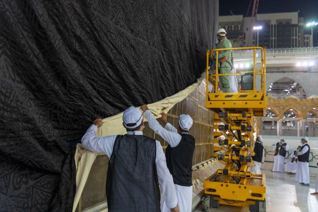 Kiswah Ka'bah di Masjidil Haram yang semula digulung pada musim haji, diturunkan kembali pada 20 Agustus malam atau 1 Muharam 1442 H. Foto: Dok. Presidensi Dua Masjid Suci