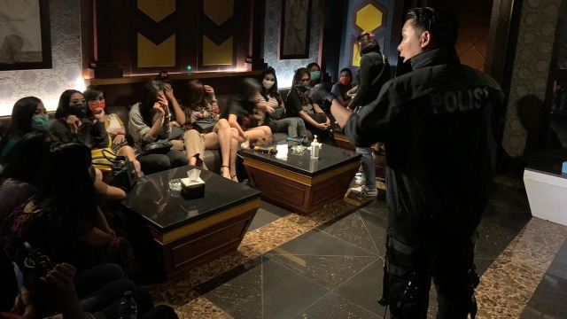 Bareskrim Polri grebek tempat karaoke di Tangerang Selatan. Foto: Dok. Istimewa