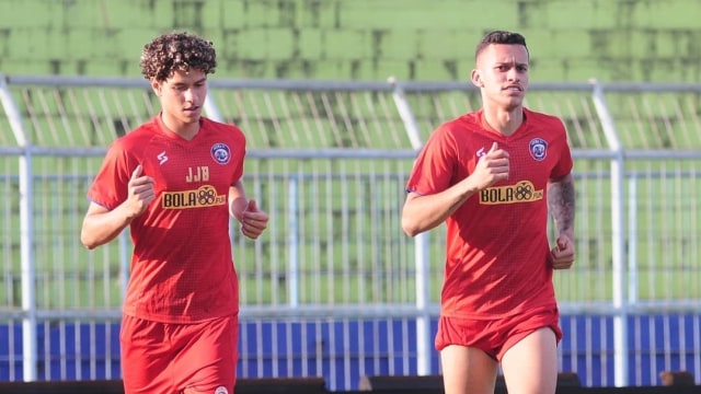 Dua pemain asal Brasil, Henrique Bartoli Jardim dan Hugo Gilherme Correa Grillo, berlatih bersama Arema FC. Foto: Instagram/@aremafcofficial