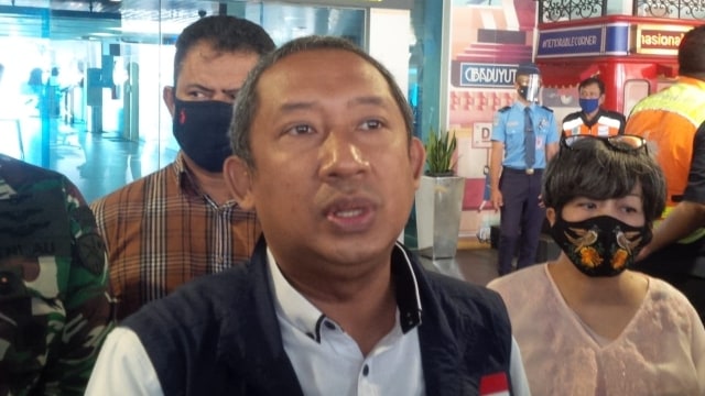 Wakil Wali Kota Bandung Yana Mulyana meninjau operasional pesawat jet di Bandara Husein Sastranegara Bandung. Foto: Rachmadi Rasyad/kumparan