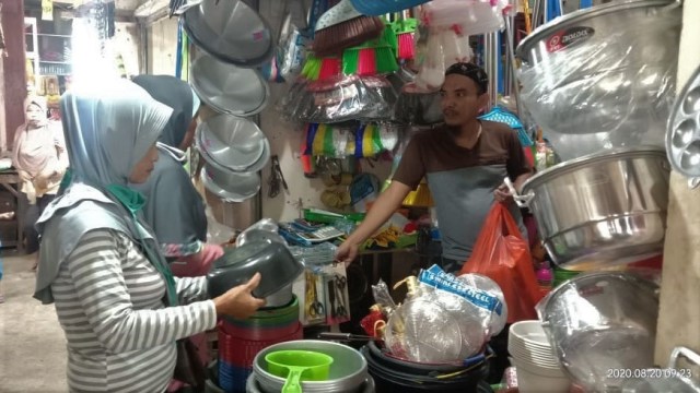 Warga Mamuju membeli peralatan dapur sambut tahun baru Islam. Foto: Awal Dion/sulbarkini