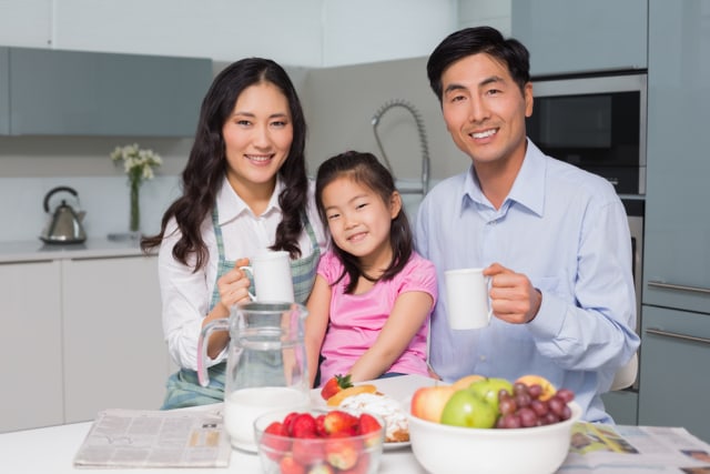 Ilustrasi keluarga minum susu. Foto: Shutterstock