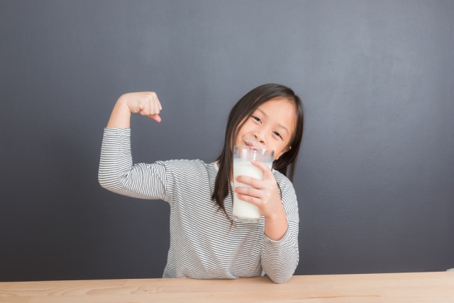 Ilustrasi anak minum susu. Foto: Shutterstock