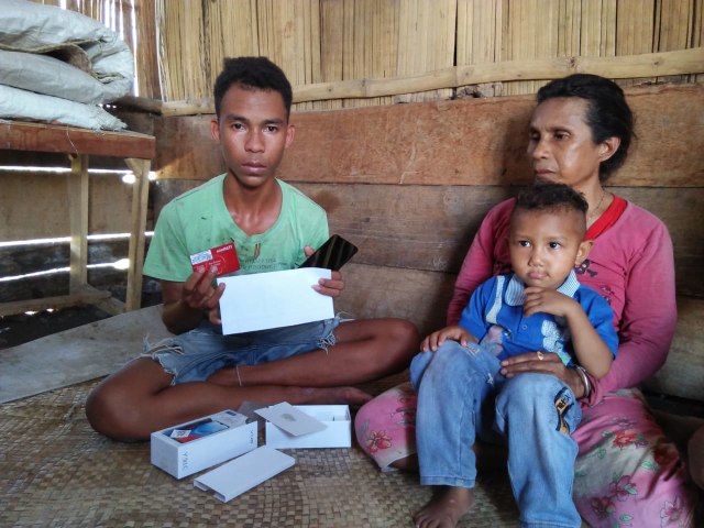 Seorang pelajar di Kota Borong, Melkianus Inonesius Darung didampingi ibunda Anastasia Mbela menerima bantuan Hp android dan voucher pulsa yang diserahkan oleh tim florespedia.