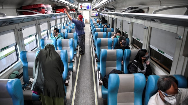 Sejumlah penumpang di Kereta Api Turangga tujuan Surabaya Gubeng di Stasiun Gambir, Jakarta, Kamis (20/8). Foto: Hafidz Mubarak A/ANTARA FOTO