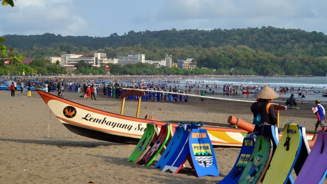 Sejumlah pengunjung di Pantai Pangandaran, Jawa Barat, saat long weekend, Kamis (20/8). Foto: Dok. Istimewa