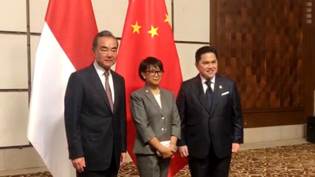 Pertemuan bilateral Menlu Retno, Erick Thohir, dan Menlu RRT Wang Yi di Sanya, China. Foto: Kemlu RI 