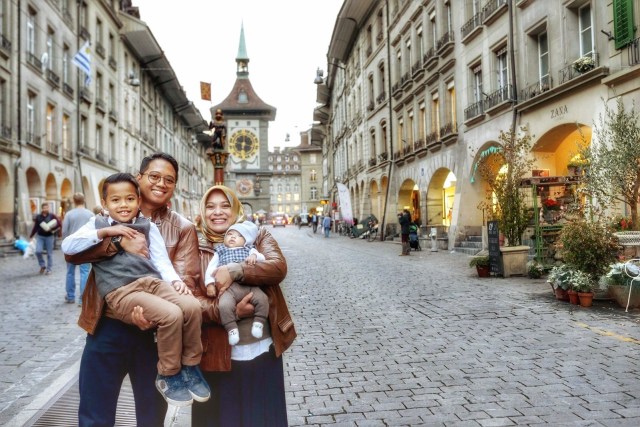 Foto keluarga di pusat Kota Bern yang tenang dan sepi dengan landmark Zytglogge (sumber: dokumentasi pribadi)