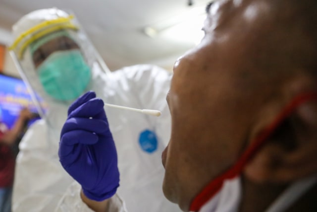 Petugas medis di Aceh saat mengambil sampel swab, Juni 2020. Foto: Suparta/acehkini