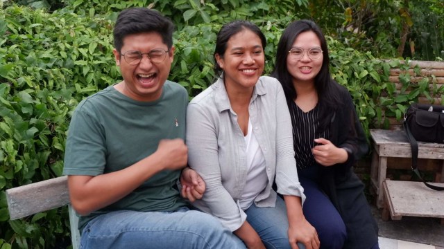 (kiri ke kanan) Sutradara Film Tilik Wahyu Agung Prasetyo, pemeran Bu Tejo Siti Fauziah, produser Film Tilik Elena Rosmeisara Foto:  Arfiansyah Panji Purnandaru/kumparan