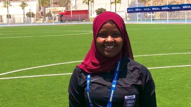 Jawahir Roble, wasit wanita muslim pertama di Inggris. Foto: Twitter/@jjRoble