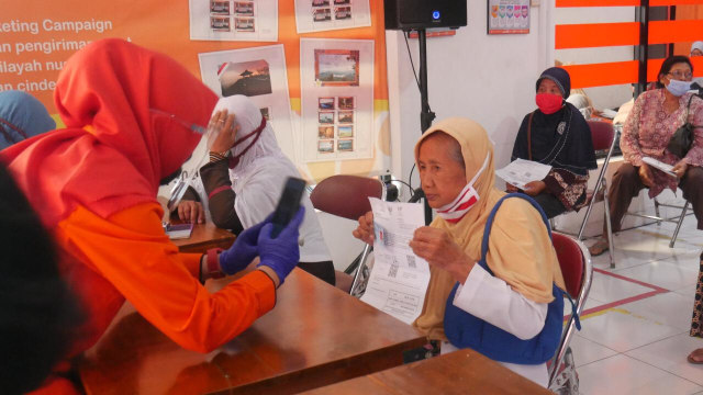 Penyaluran bansos tunai di Kantor Kelurahan Bojong, Kecamatan Panjatan, Kabupaten Kulon Progo, Daerah Istimewa Yogyakarta (DIY), Rabu, (19/8). Foto: Kemensos RI