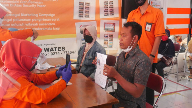 Penyaluran bansos tunai di Kantor Kelurahan Bojong, Kecamatan Panjatan, Kabupaten Kulon Progo, Daerah Istimewa Yogyakarta (DIY), Rabu, (19/8). Foto: Kemensos RI