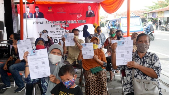 Penyaluran bansos tunai di Kantor Kelurahan Bojong, Kecamatan Panjatan, Kabupaten Kulon Progo, Daerah Istimewa Yogyakarta (DIY), Rabu, (19/8). Foto: Kemensos RI