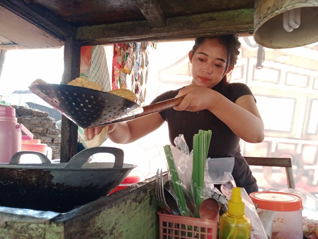 Dewi Novita (27), penjual angkringan berparas cantik di Nusukan, Solo. Foto : Fernando Fitusia