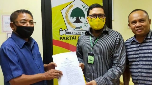 SK Partai Golkar diserahkan langsung oleh Waketum Pemenangan Pemilu DPP Partai Golkar, Ahmad Doli Kurnia Tanjung. Foto: Istimewa