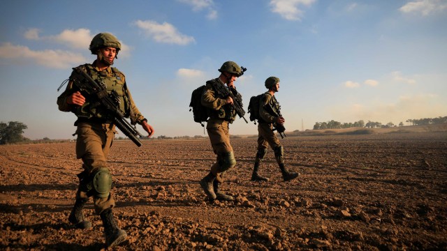 Tentara Israel berjaga setelah warga Palestina diduga menyebabkan kobaran api di Jalur Gaza. Foto: Amir Cohen/REUTERS