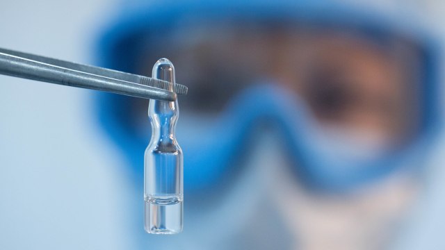 Produksi vaksin "Gam-COVID-Vac" yang dikembangkan oleh Gamaleya National Research Institute of Epidemiology and Microbiology dan Russian Direct Investment Fund (RDIF), di Binnopharm perusahaan farmasi di Zelenograd, Rusia. Foto: RDIF/Handout via REUTERS 