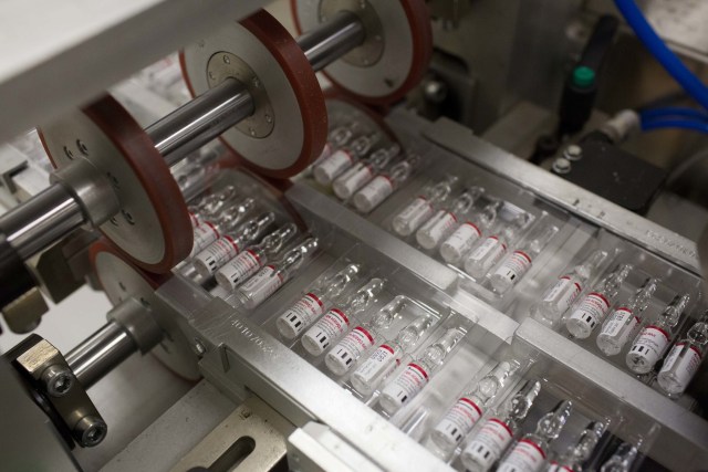 Produksi vaksin "Gam-COVID-Vac" yang dikembangkan oleh Gamaleya National Research Institute of Epidemiology and Microbiology dan Russian Direct Investment Fund (RDIF), di Binnopharm perusahaan farmasi di Zelenograd, Rusia. Foto: RDIF/Handout via REUTERS 
