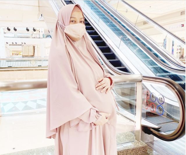 Lyra Virna melahirkan anak pertamanya bersama Fadlan Muhammad. Foto: IG@lyravirna