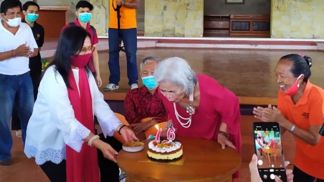 Prof.Dr LK Suryani merayakan Ulang Tahun ke-76 pada Sabtu (22/8/2020) - ACH