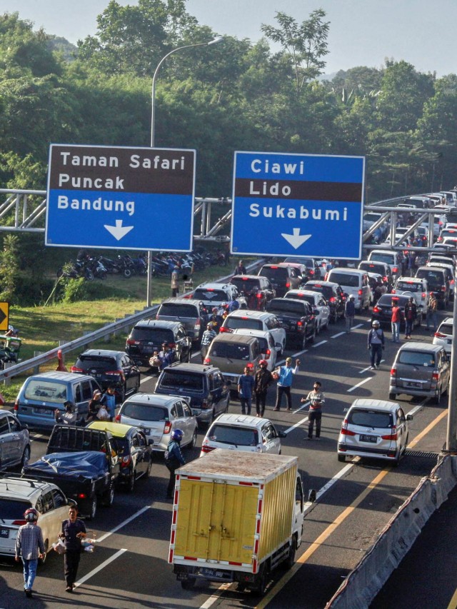 Kondisi di ruas jalan menuju Puncak, Gadog, Kabupaten Bogor, Jawa Barat, Sabtu (22/8). Foto: Yulius Satria Wijaya/Antara Foto