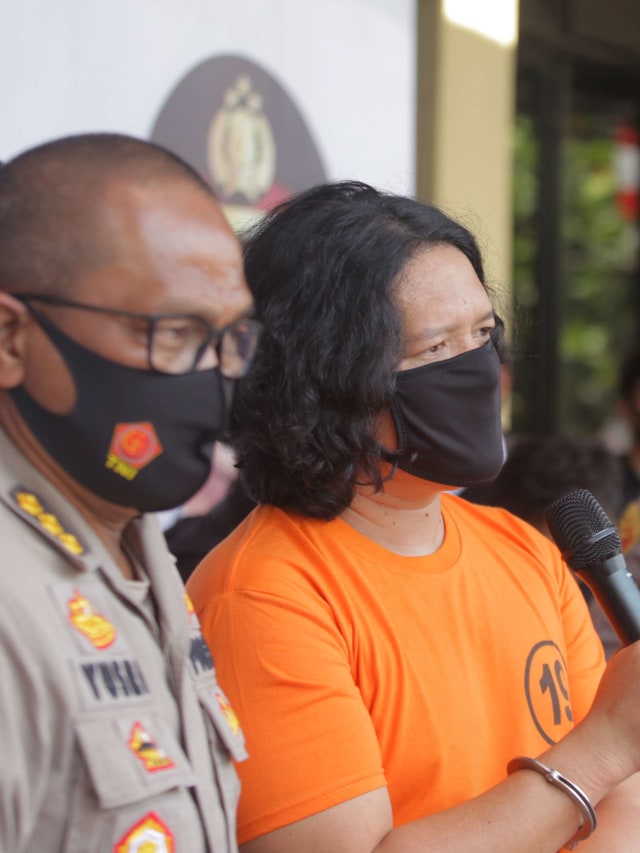 Anton J-Rocks memberikan keterangan saat rilis kasus pengungkapan tindak pidana narkotika di Polres Pelabuhan Tanjung Priok, Jakarta. Foto: Reno Esnir/Antara Foto