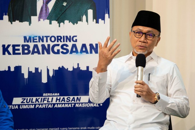 Ketua Umum Partai Amanat Nasional (PAN) Zulkifli Hasan menyampaikan paparan dalam Mentoring Kebangsaan di Amanat Institute, Jakarta, Sabtu (22/8). Foto: Aditya Pradana Putra/Antara Foto