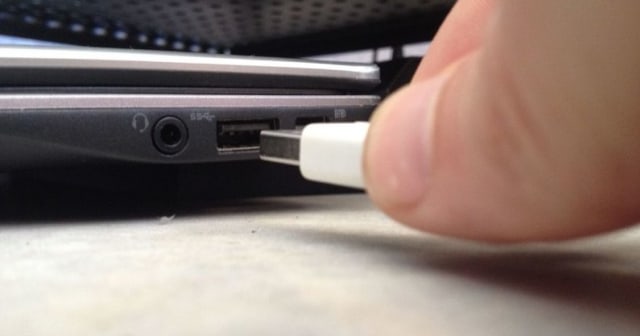 Ilustrasi mencabut flashdisk USB. Foto: Wikimedia Commons