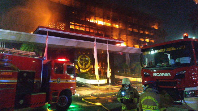 Petugas berusaha memadamkan kebakaran di gedung Kejaksaan Agung. Foto: Humas Damkar DKI Jakarta