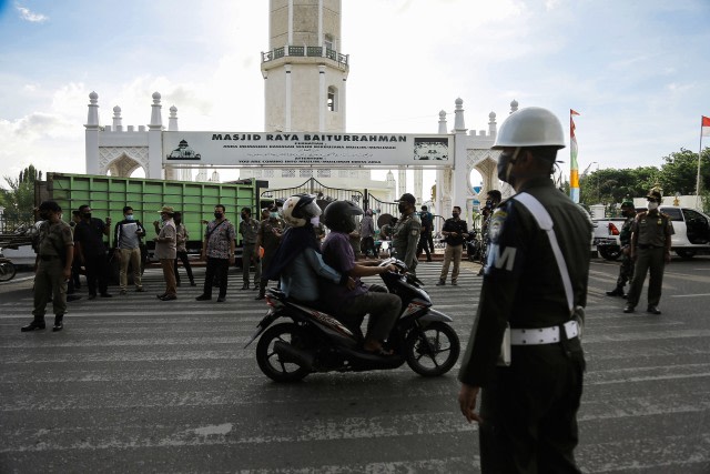 Tim Gabungan menggelar razia masker di depan Masjid Raya Baiturrahman Banda Aceh, 28 Mei 2020. Foto: Abdul Hadi/acehkini