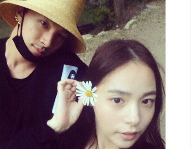 Eyes, Nose, Lips untuk Min Hyo Rin. Foto: instagram.com/__youngbae__/