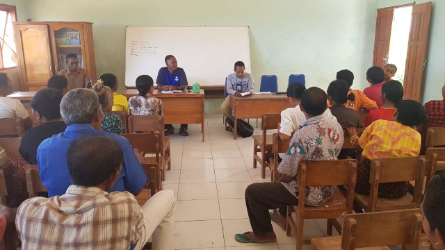 Rapat bersama orang tua siswa, komite dan manajemen sekolah untuk membahas rencana pembangunan ruang kelas SDN Kujuwongga dengan dukungan dana dari kumparanDerma. Foto: istimewa. 